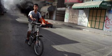 Intensi raid sul quartiere di Zeitun a Gaza City
