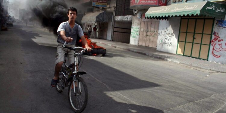Intensi raid sul quartiere di Zeitun a Gaza City