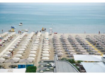 Piccolo che ha perso le gambe nei bombardamenti ospite a Cervia