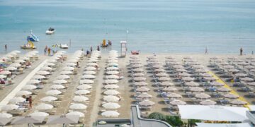 Piccolo che ha perso le gambe nei bombardamenti ospite a Cervia