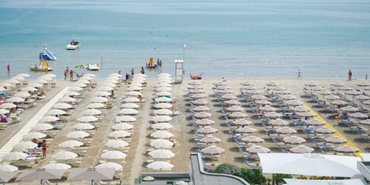 Piccolo che ha perso le gambe nei bombardamenti ospite a Cervia