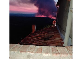 Colline in fiamme tutta la notte tra Roccalbegna e Campagnatico