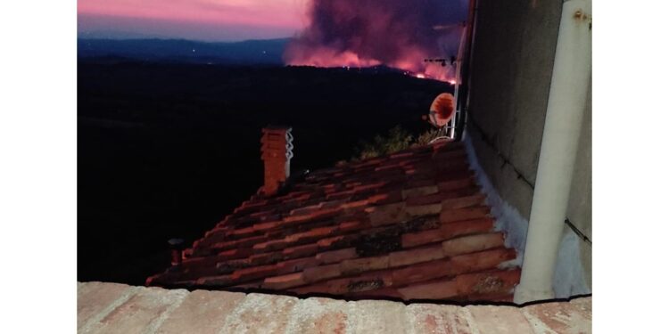 Colline in fiamme tutta la notte tra Roccalbegna e Campagnatico