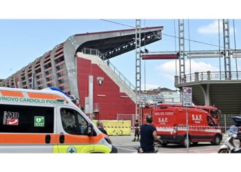 In bilico per circa sei ore a Torino