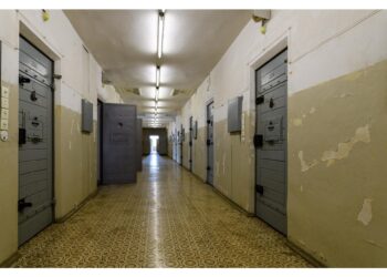 Detenuti aggrediscono agenti di polizia penitenziaria