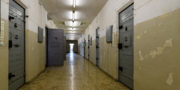 Detenuti aggrediscono agenti di polizia penitenziaria