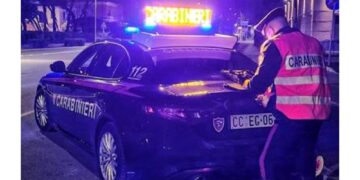 Fugge da Forte dei Marmi a Marina Massa dove sbatte in rotonda