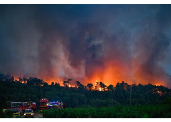 Dopo tre giorni il maxi-incendio nell'Aude è solo 'rallentato'