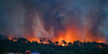 Dopo tre giorni il maxi-incendio nell'Aude è solo 'rallentato'