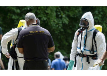 In difficoltà anche i due amici che hanno cercato di salvarlo