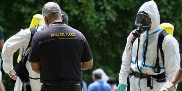 In difficoltà anche i due amici che hanno cercato di salvarlo