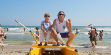 Daniela Angelini con i bagnini: "Restiamo competitivi"
