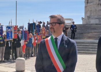 Esponente Fi: "guardare altrove