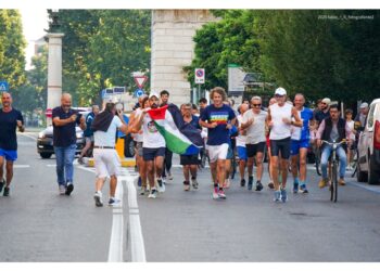 Diversi cittadini al suo fianco