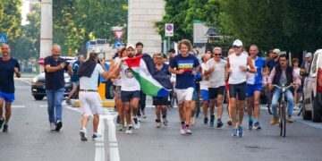 Diversi cittadini al suo fianco