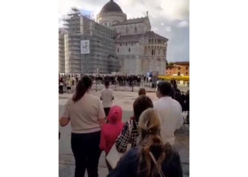Turisti filmano corteo improvvisato di romanisti in trasferta