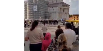 Turisti filmano corteo improvvisato di romanisti in trasferta