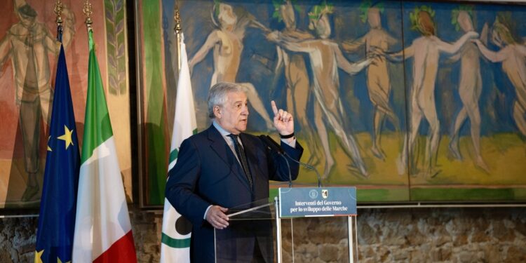 IL ministro parla in Transatlantico alla Camera
