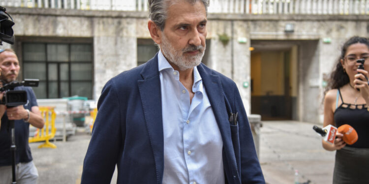 Chat tra l'ex assessore e il sindaco