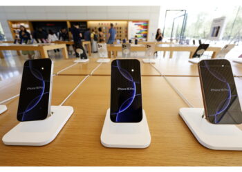 Secondo Bloomberg. Mossa di Tim Cook per evitare dazi su Iphone