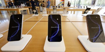 Secondo Bloomberg. Mossa di Tim Cook per evitare dazi su Iphone