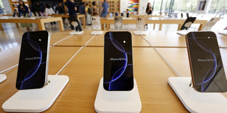 Secondo Bloomberg. Mossa di Tim Cook per evitare dazi su Iphone