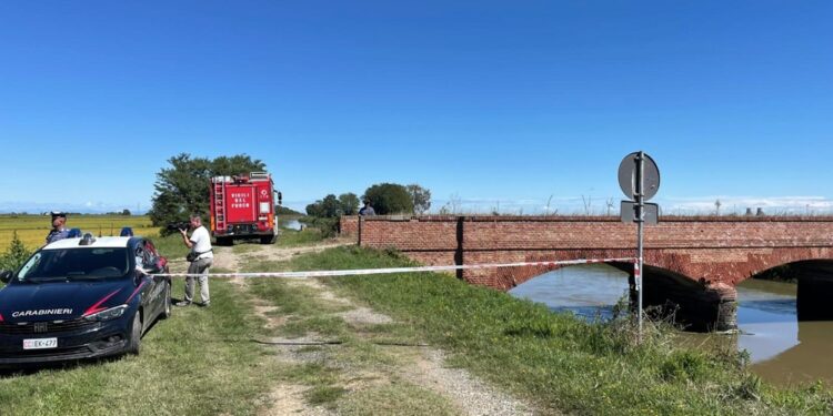 In un campo di riso. Il velivolo ha preso fuoco