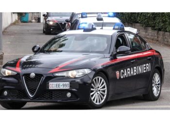 Con un'arma da taglio. Indagano i carabinieri