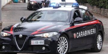 Con un'arma da taglio. Indagano i carabinieri