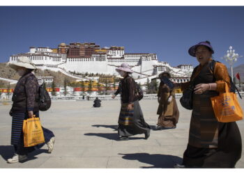 Visita mentre sale contesa sul futuro successore del Dalai Lama