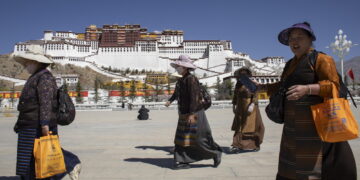 Visita mentre sale contesa sul futuro successore del Dalai Lama