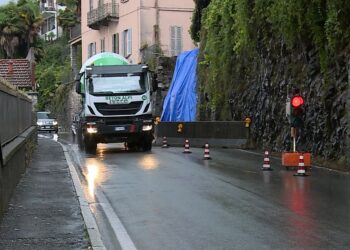 Argegno senso unico alternato statale Regina