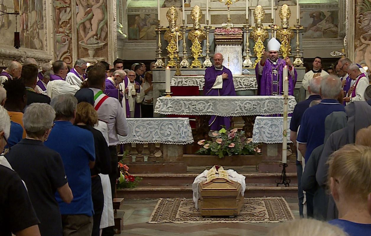 Cantù si è fermata per l’ultimo saluto a don Lino, prevosto emerito morto a 94 anni