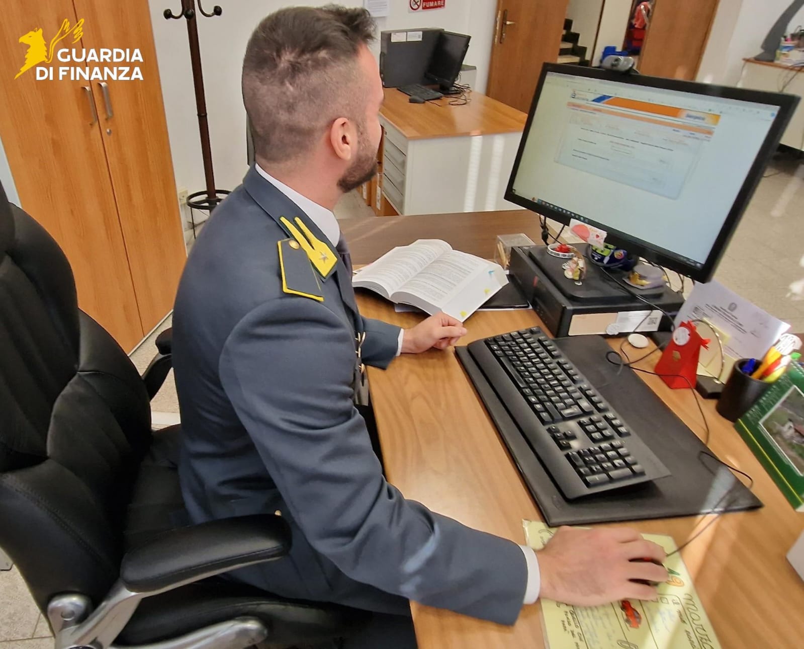 Vende online orologi inesistenti, truffatore seriale smascherato dalle fiamme gialle