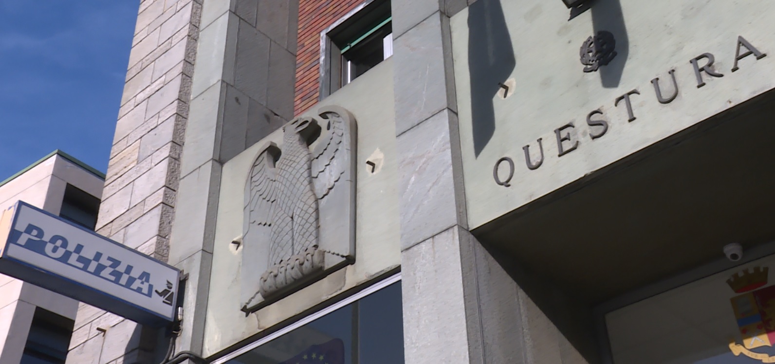 Como, danneggia l’auto di turisti in un supermercato: denunciato 25enne marocchino