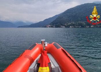 Le ricerche dei vigili del fuoco nel Lago di Como