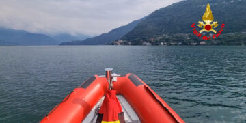 Le ricerche dei vigili del fuoco nel Lago di Como