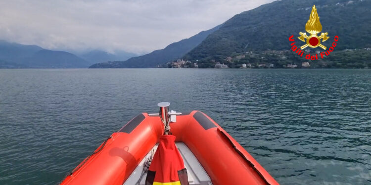 Le ricerche dei vigili del fuoco nel Lago di Como