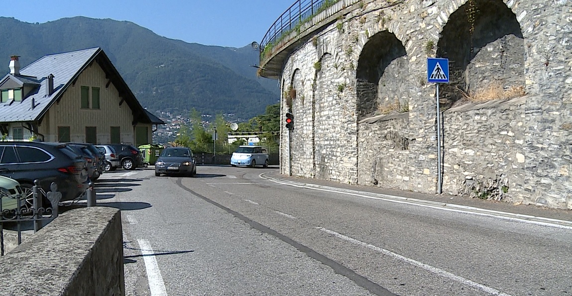 Fulmine sul semaforo di Blevio, disagi per i cittadini. Il sindaco: “Presto la riparazione”