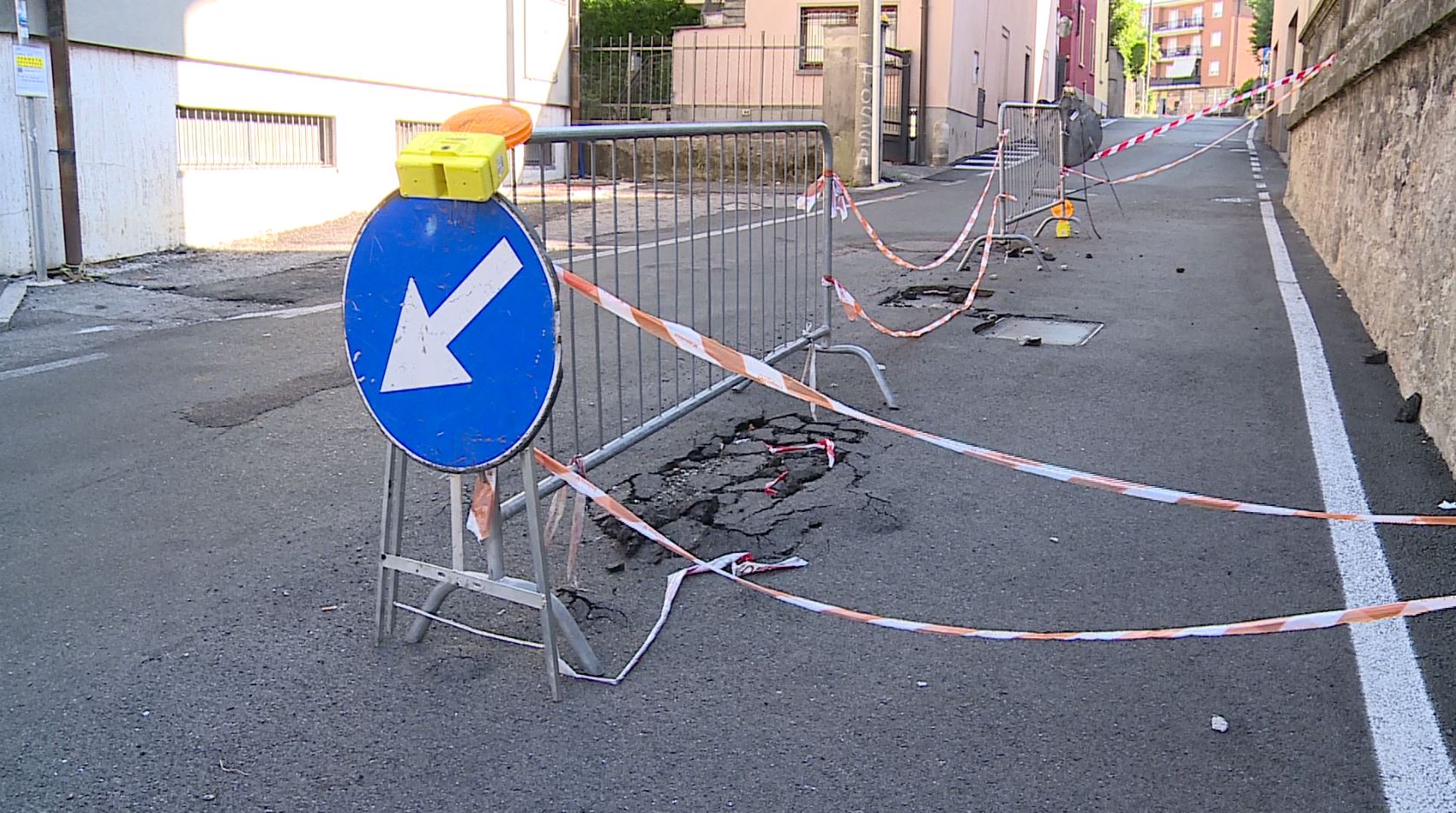 Como, buche e asfalto dissestato in via di Lora: il 25 agosto il Comune inizierà gli interventi