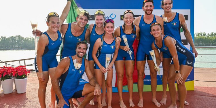 Gli otto azzurri che hanno conquistato l'argento mondiale (foto canottaggio.org)
