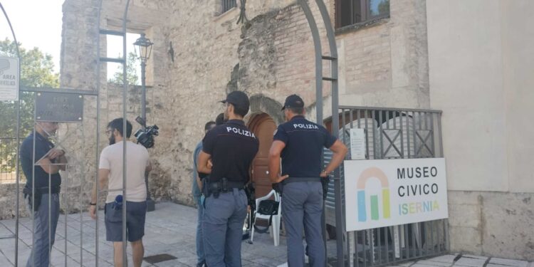Spariti esemplari della preziosa lavorazione a 'tombolo'