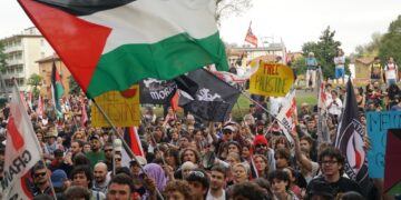 Studenti e sindacati verso il porto: 'Blocchiamo tutto'