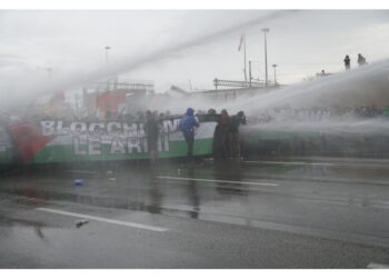 Il corteo si era mosso per appendere uno striscione