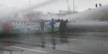 Il corteo si era mosso per appendere uno striscione
