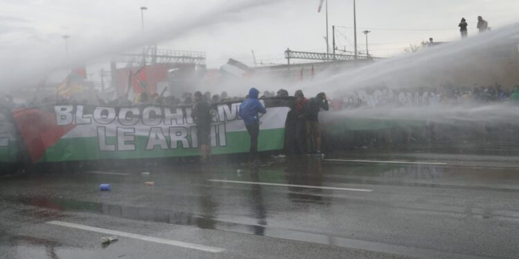 Il corteo si era mosso per appendere uno striscione