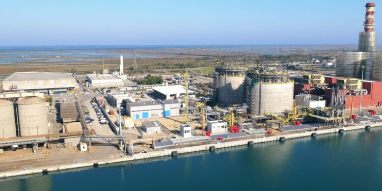 La segnalazione è arrivata dai lavoratori del porto