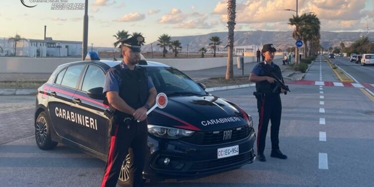 L'uomo è stato fermato mentre trascinava il bimbo per strada