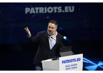 In migliaia al Palazzo Vistalegre in attesa interventi leader
