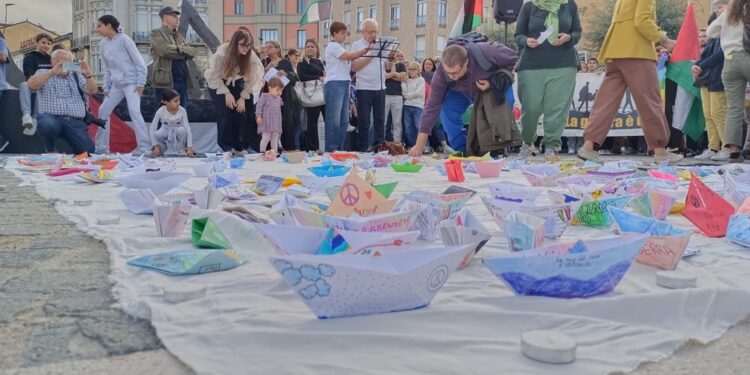 La manifestazione si conclude con l'omaggio alla Sumud Flotilla